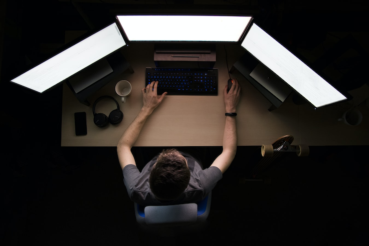 A man visualizes data on the screen